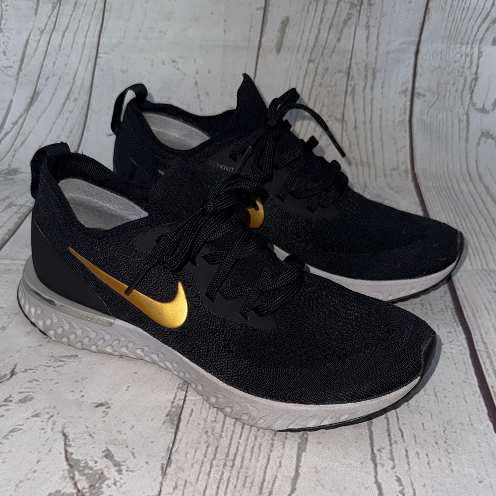 Nike Women's Epic React Black and Gold Running Sneakers Size 8 fits like 7.5